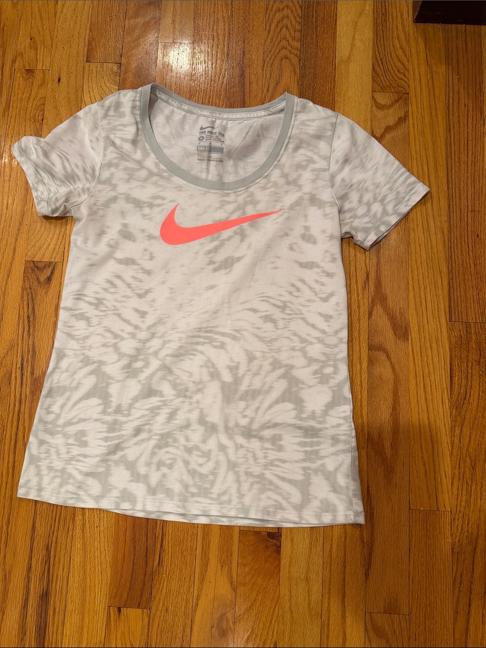 The NIKE TEE athletic cut Dri-Fit Medium